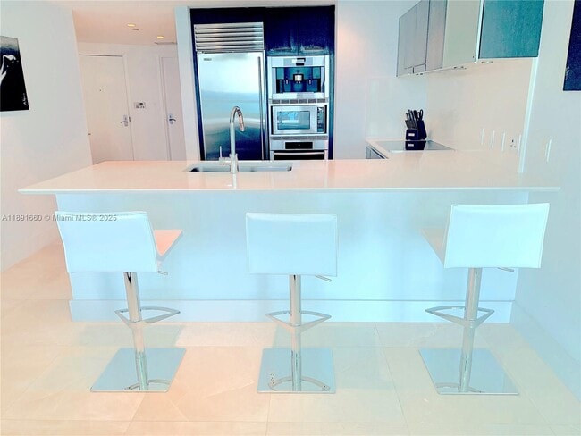 Building Photo - 17001 Collins Ave