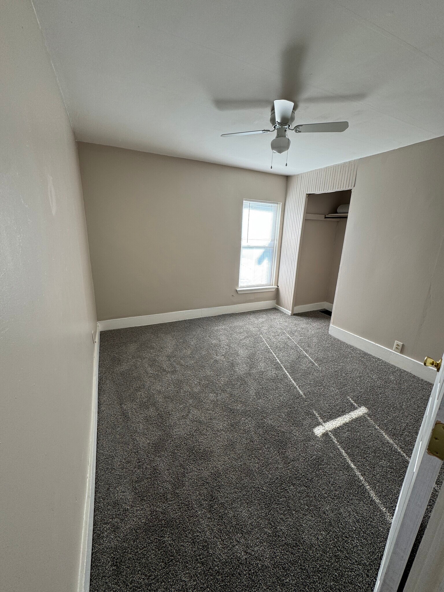 Building Photo - 404 N Chestnut Ave