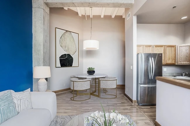 Dining area - 611 N Park Ave