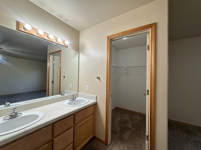 Building Photo - Ranch Style Home in NE Bend!  Fenced in backyard!