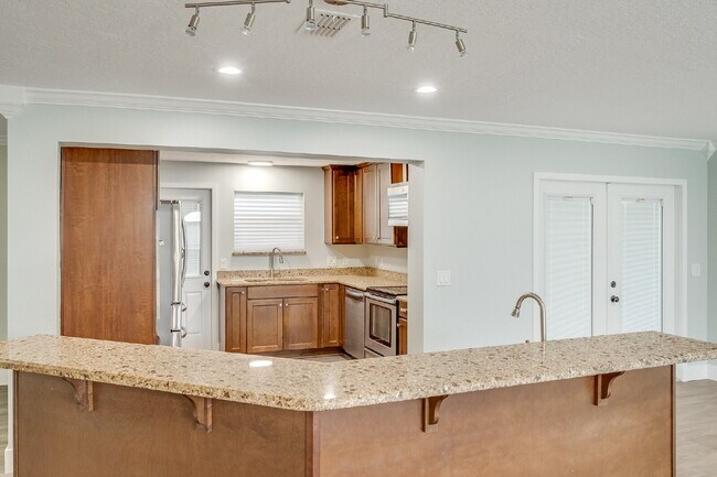 Building Photo - 4 bedroom, 2 bathroom Beachside, Pool Home!
