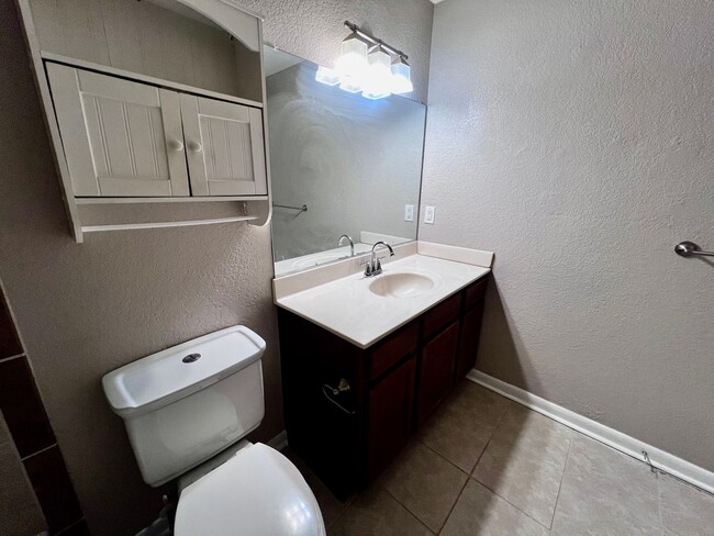 Building Photo - Gorgeous fully renovated 4 bedroom home in...