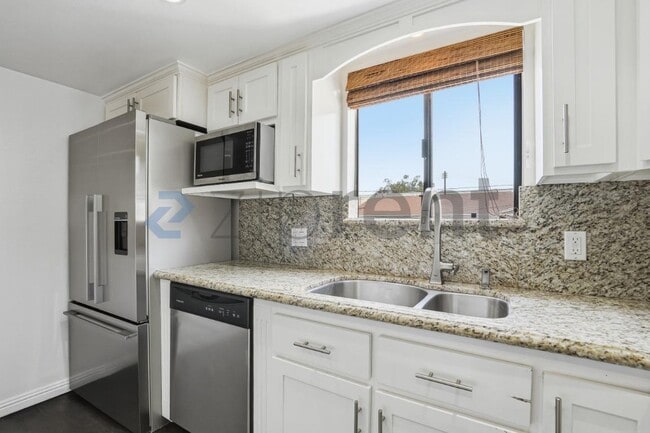 Building Photo - 743 Euclid Ave