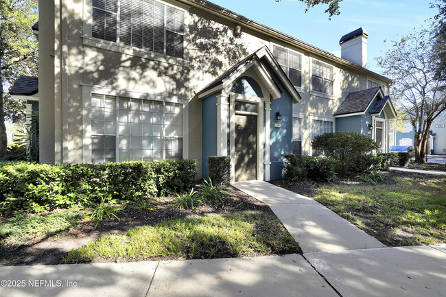 Building Photo - 13700 Richmond Park Dr N
