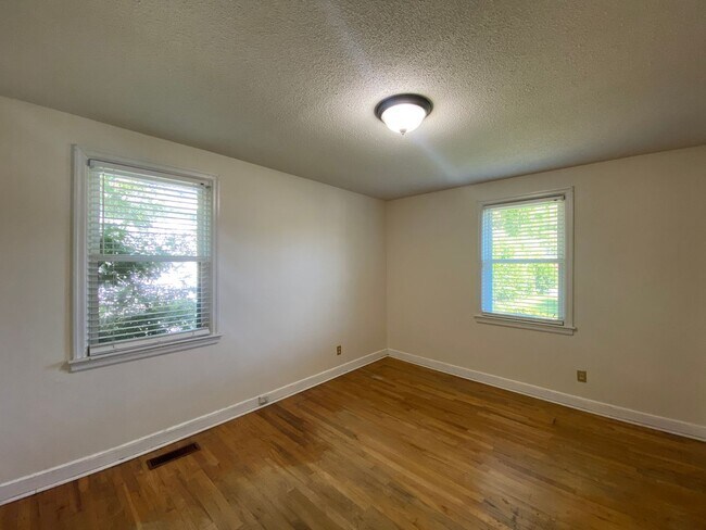 Building Photo - Cayce Home