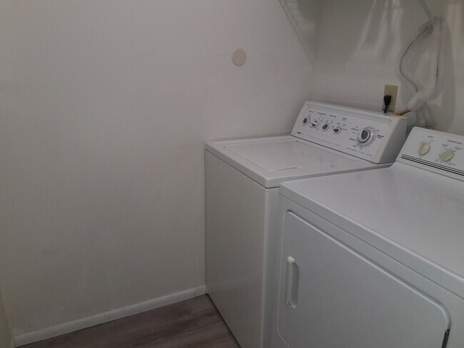 Building Photo - Short term, turnkey furnished, 2 bedroom, 2 bathroom condo in convenient Bradenton location.