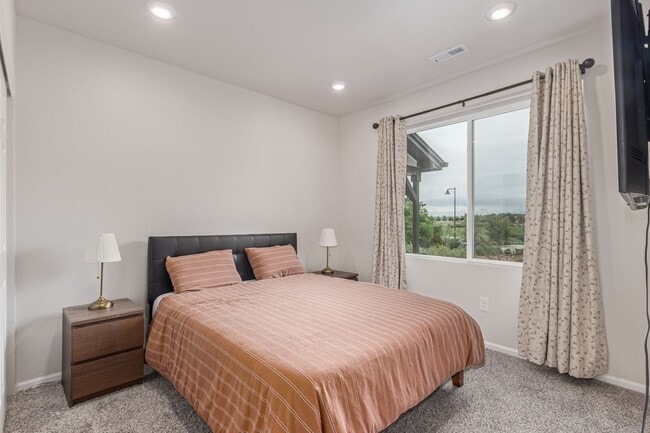 Building Photo - Immaculate, Well-Maintained 3 bed/3.5 Bath...
