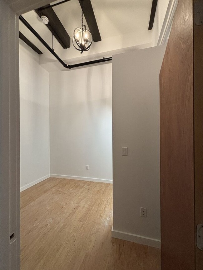 Building Photo - Three bed 2 bath in the North End!!!
