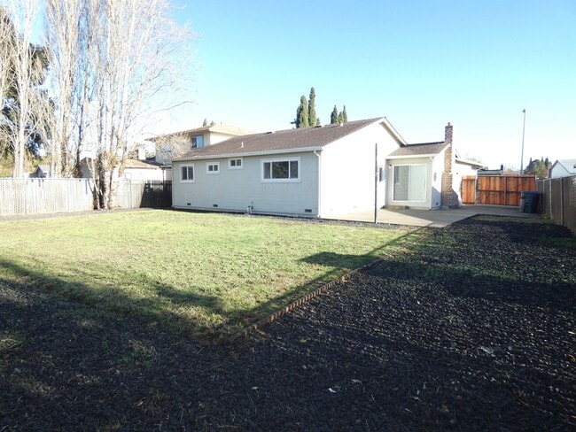 Building Photo - 4 bedroom, 2 bathroom in Suisun City