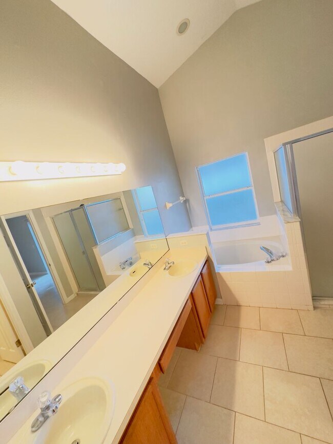Building Photo - Beautiful 4 bedrooms 2 baths single family...