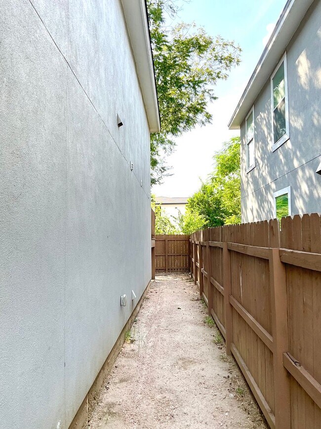 Building Photo - 1611 N Navidad St