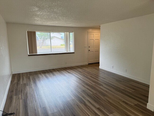 Building Photo - Updated 2 bedroom 1 1/2 bath duplex in Springfield!