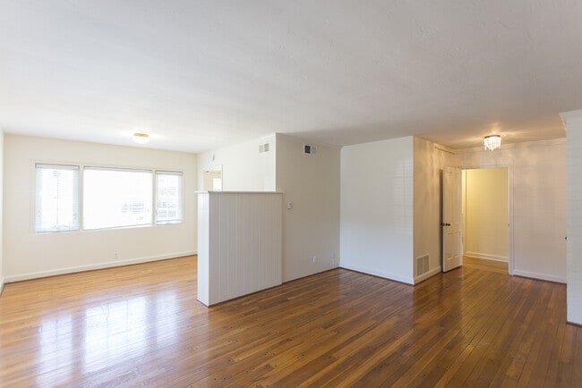 Building Photo - *OPEN HOUSE: 9/13 10-11AM* 2BD/1BA in La J...