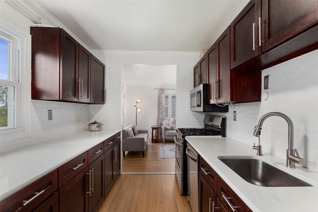 Building Photo - 256 Round Hl Dr