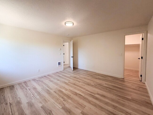 Building Photo - 4507-4517-4517 Boulder Dr SE
