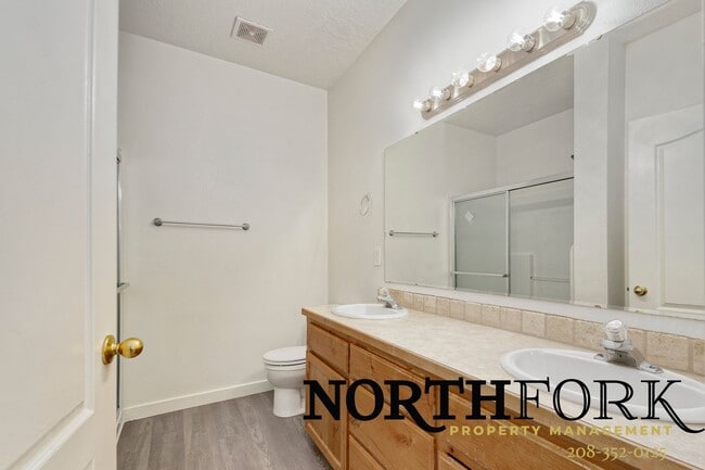 Building Photo - Charming 3-Bedroom Townhome in Prime Nampa...