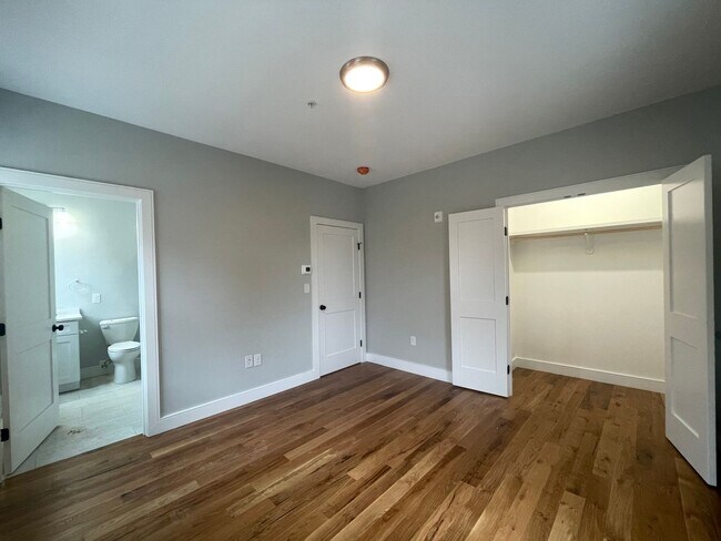 Building Photo - Charming 4 Bedroom-  No Broker Fee