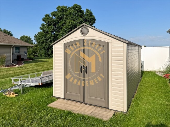 Building Photo - 3 Bed 2 Bath Duplex w/ 3 Stall Garage