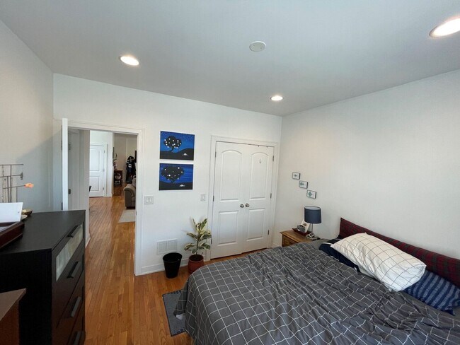 Building Photo - 2360 W Dickens Ave