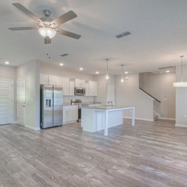 Building Photo - Upgraded, Luxury Townhouse