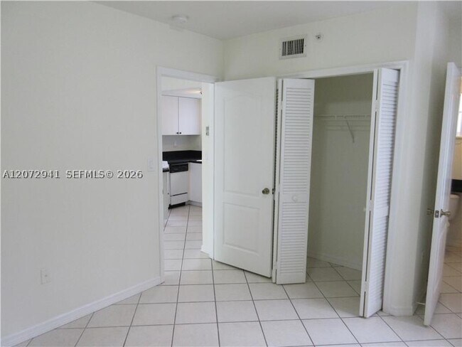 Building Photo - 3090 BIRD 303