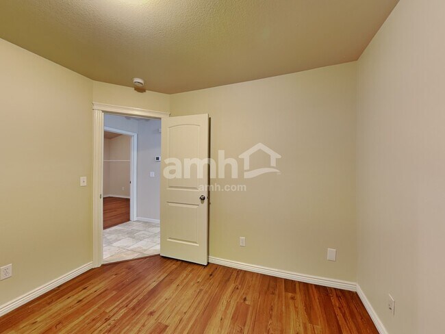 Building Photo - 1075 W Egret Dr