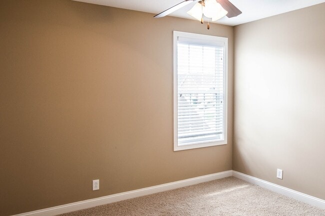 Building Photo - Two Story in Rossview!