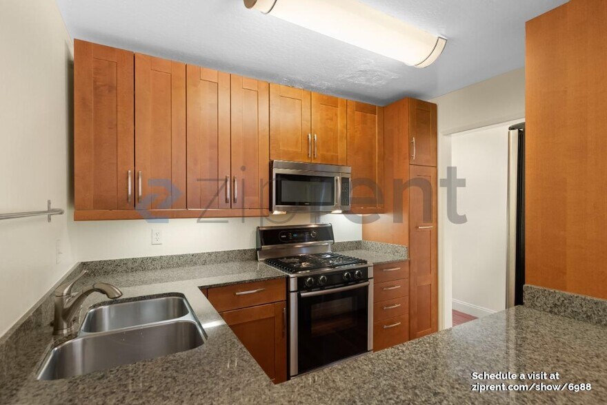 Building Photo - 700 Chiquita Ave