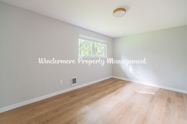 Building Photo - Charming and Bright 3 bed in Heart of Gig Harbor!