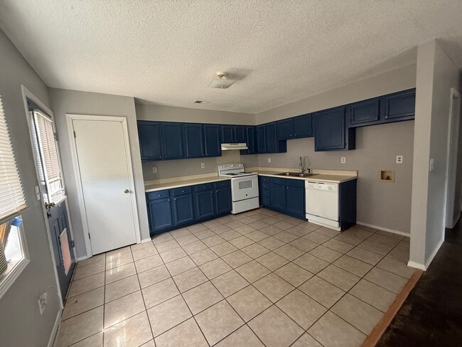 Building Photo - 109 Matthews Dr