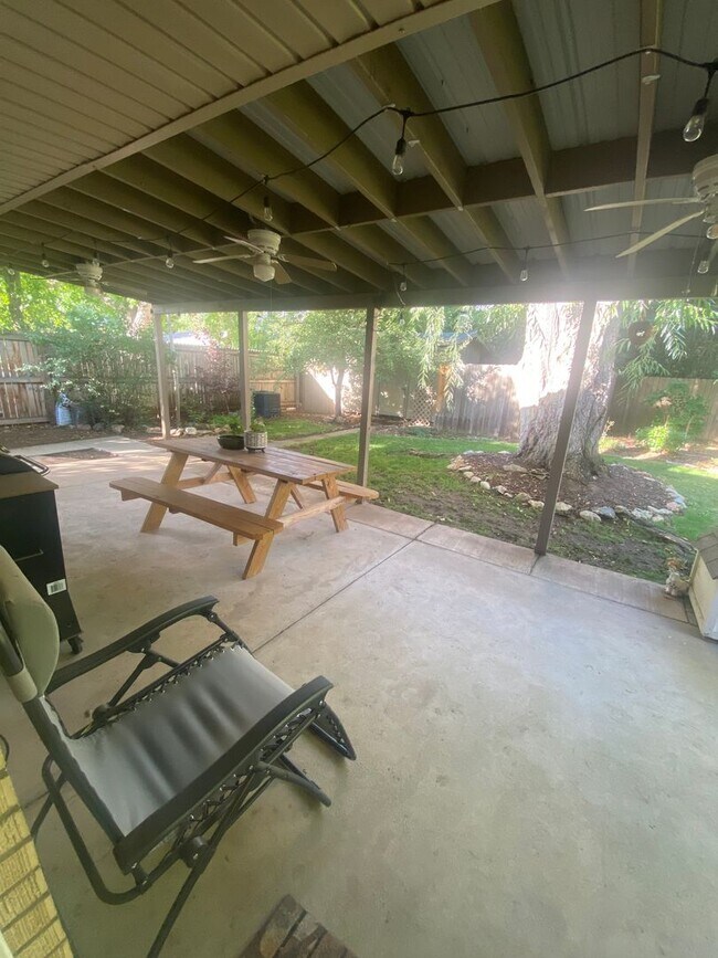 Building Photo - Charming 3 Bed, 1.5 Bath Home in Central F...
