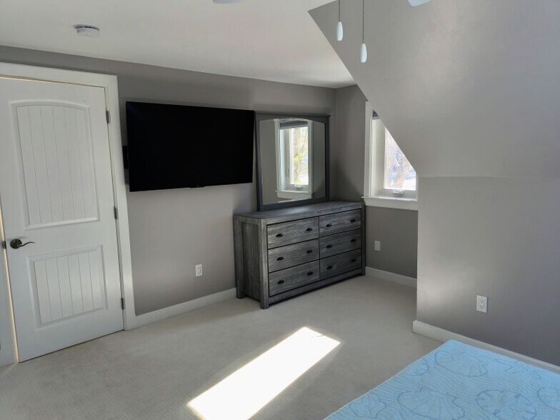 Building Photo - 10 Windward Ln