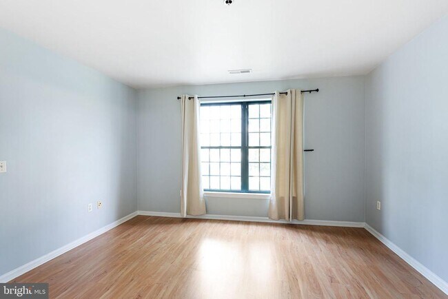 Building Photo - 2 Leverington Ave