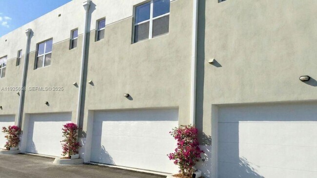 Building Photo - 460 NE 35th Ct