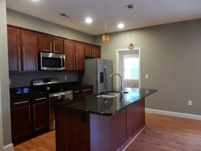 Building Photo - Like New Townhome in Old SW! Close to Cari...