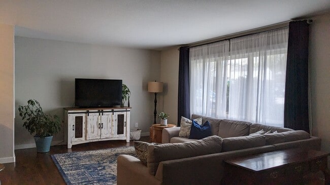 Building Photo - BEAUTIFUL MODERN 3 BED/2 BATH RANCHER IN E...