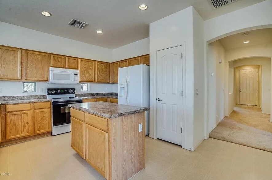 Kitchen Pantry - 3470 E Riopelle Ave