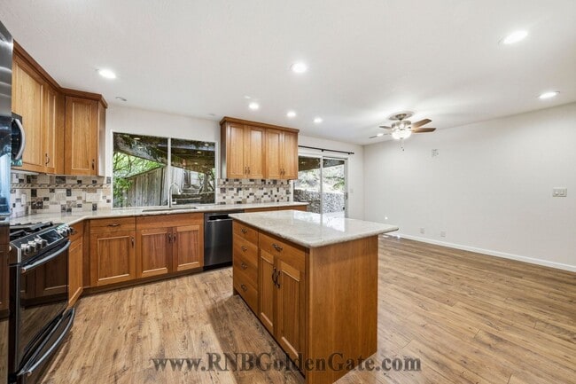 Building Photo - Gorgeous home with spacious yard in Kentfield for rent!
