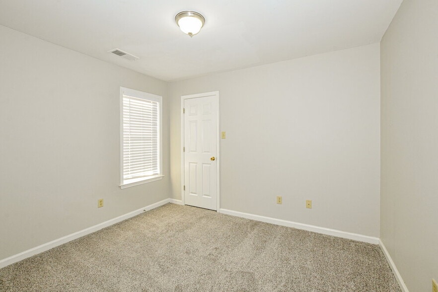 Building Photo - 1550 Far Dr
