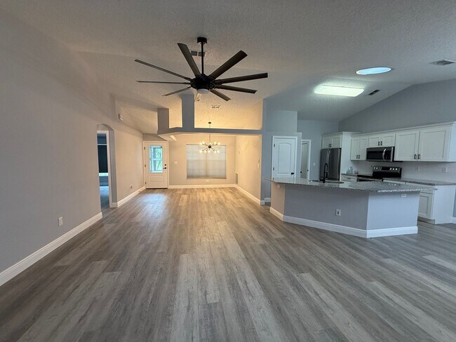 Building Photo - Beautifully updated 3-bedroom, 2-bath home