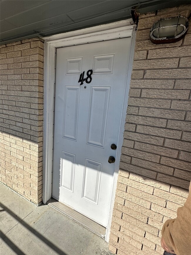 Building Photo - 516 Holiday Dr