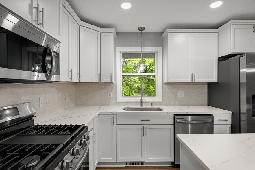 Building Photo - 11004 Oak Knoll Ter N