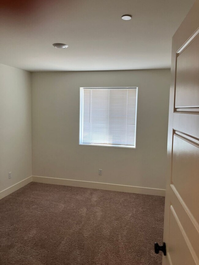 Building Photo - 5 bedroom 3 1/2 bath house in gated commun...