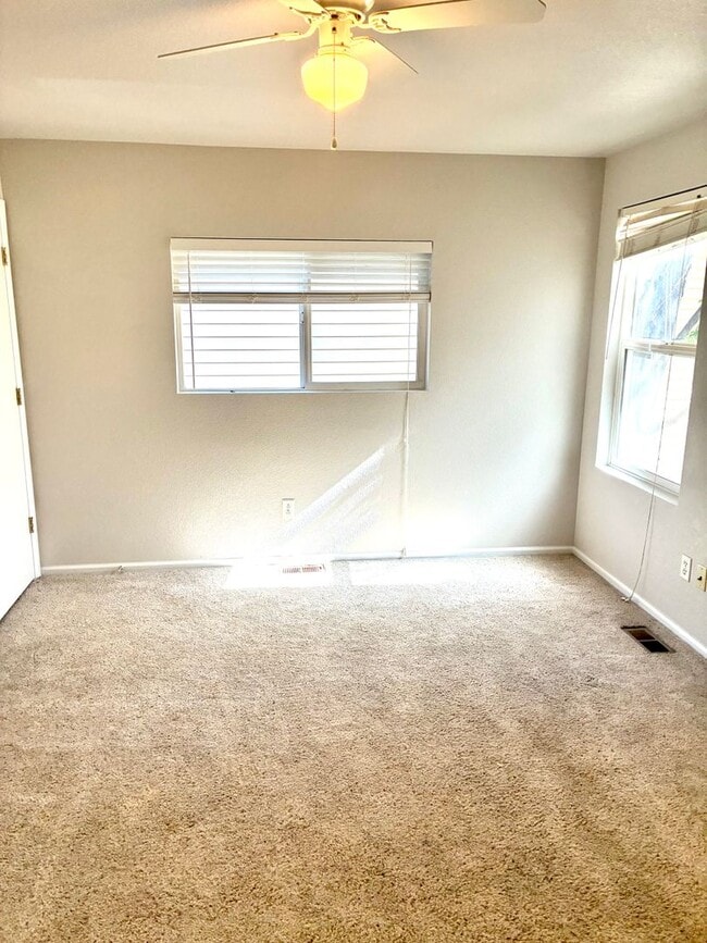 Building Photo - 3 Bedroom, 2.5 Bath Townhome with 2 Car At...