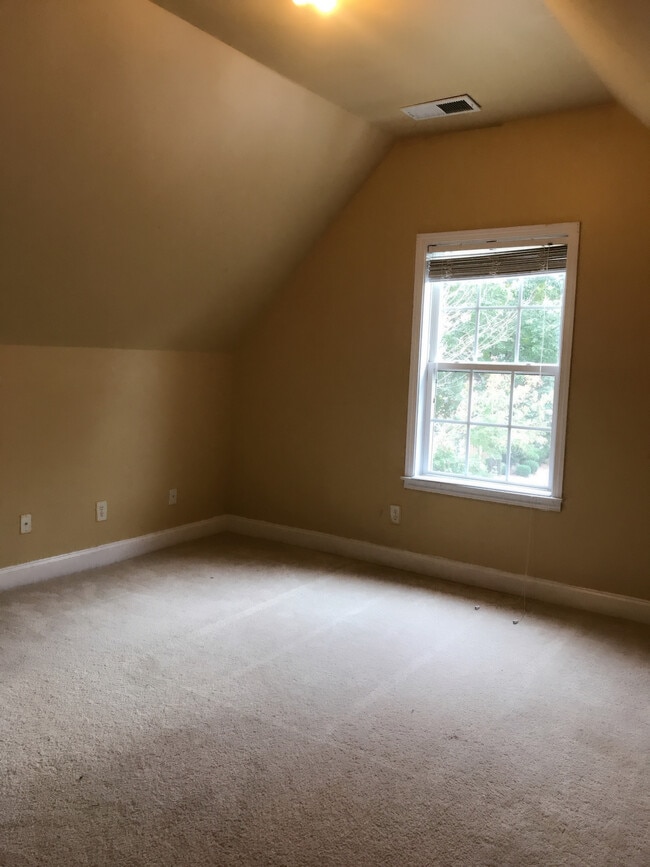 Building Photo - 535 Roland Manor Dr