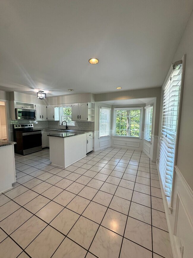 Building Photo - Charming Walk-Out Ranch in Sought-After Ba...