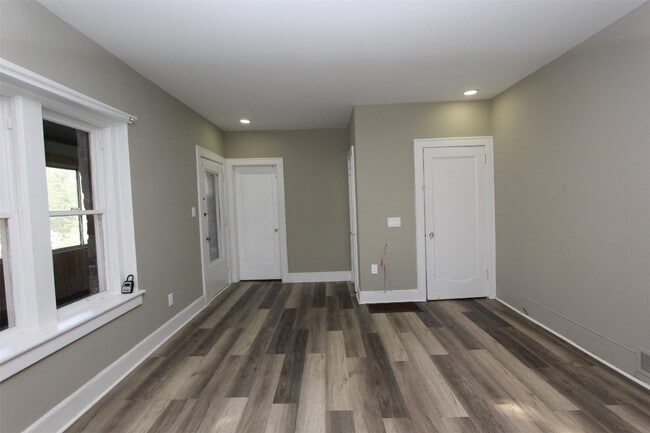 Building Photo - 12 George St