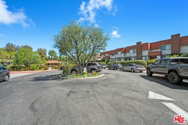 Building Photo - 27912 Ridgecove Ct N