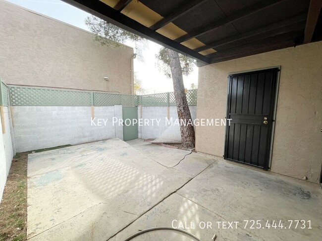 Building Photo - MODERN 2 BED, 1.5 BATH TOWNHOME LOCATED IN...