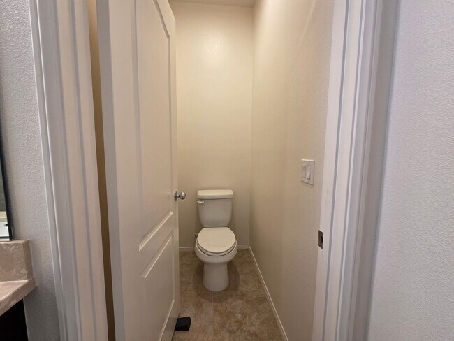 Building Photo - New Listing!